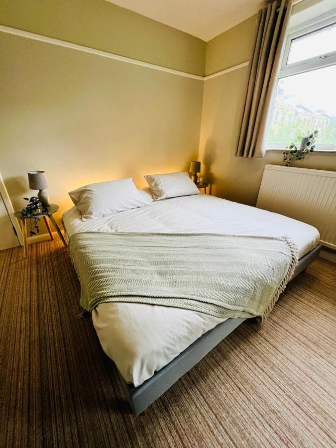 Family Home In Hampshire - Sleeps Up To 9 People With 3 Parking Spaces Winchester Exterior foto