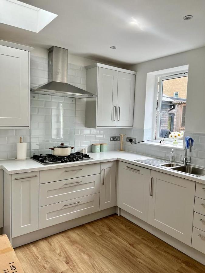Family Home In Hampshire - Sleeps Up To 9 People With 3 Parking Spaces Winchester Exterior foto