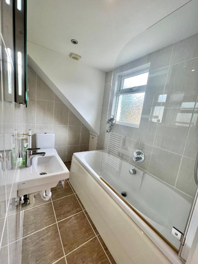 Family Home In Hampshire - Sleeps Up To 9 People With 3 Parking Spaces Winchester Exterior foto
