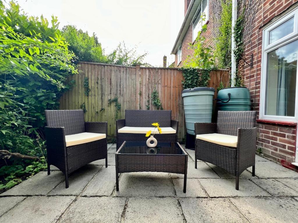 Family Home In Hampshire - Sleeps Up To 9 People With 3 Parking Spaces Winchester Exterior foto