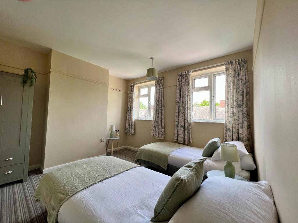 Family Home In Hampshire - Sleeps Up To 9 People With 3 Parking Spaces Winchester Exterior foto